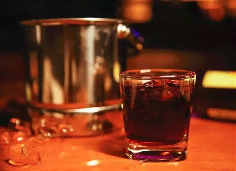 比较：可乐桶与鸡尾酒的酒精度数高低 3