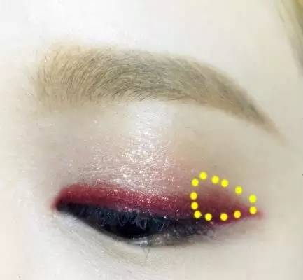 眼妆技巧大揭秘：如何轻松画出迷人眼妆？ 1