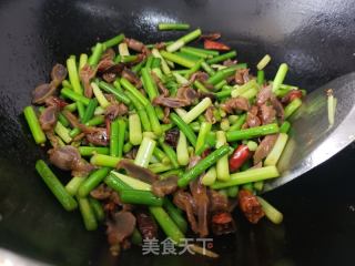 蒜苔炒制鸡胗的烹饪方法 1