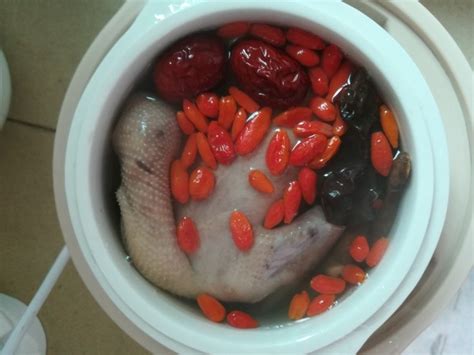 鸽子红枣枸杞养生汤的做法是怎样的？ 3