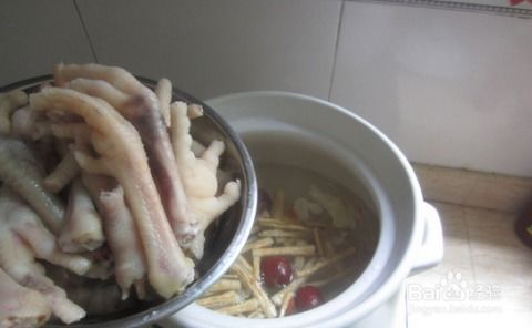 美味养颜：家常鸡爪煲汤的绝妙做法 1