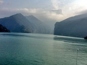 孤帆映日，楚江天门碧水回流，青山对峙壮丽景 3