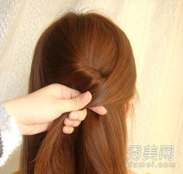 麻花辫斜扎发怎样编扎才能让人耳目一新？ 1