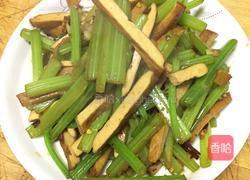 家常美味秘籍：芹菜炒香干的诱人制法 1