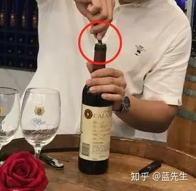 轻松解锁！葡萄酒与红酒瓶盖开启技巧：红酒开瓶器使用指南 1