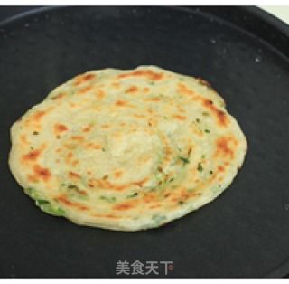 家常美味：详细步骤制作香脆葱油饼 2