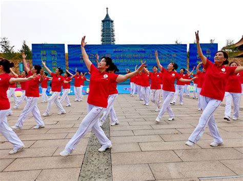 舞动生活，尽享广场舞盛宴，全民健身动起来！ 2