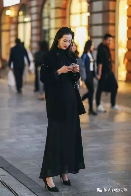 黑色长裙的完美外套搭配指南 1