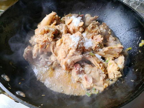 粉皮炖鸡的美味制作方法 1