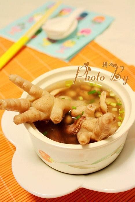 家常美味秘籍：花生鸡脚汤的滋补炖制大法 1