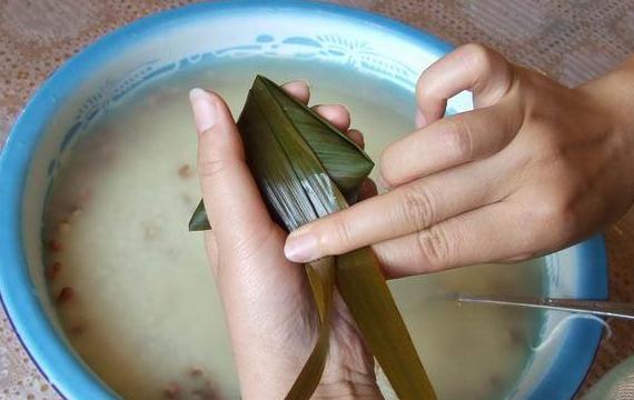 详尽指南：一步步学会包粽子技巧 1