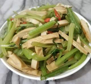 香干炒芹菜的烹饪方法 4