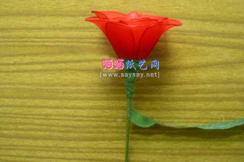 如何手工制作精美红玫瑰丝网花 2
