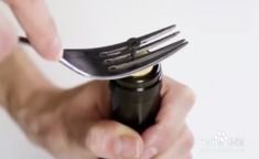 怎样在没有红酒起子的情况下轻松开启红酒？ 1