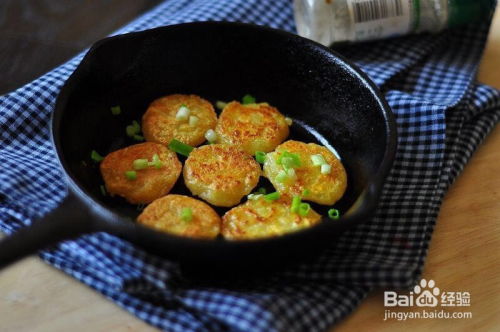 香脆美味：椒盐黑椒风味土豆煎饼 1