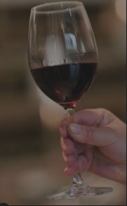掌握红酒倒酒正确姿势，提升品鉴格调 3