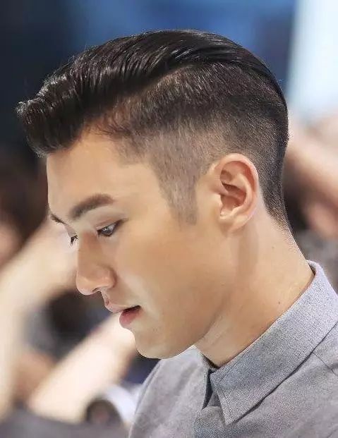 男生前额发际线高适合什么发型？ 4