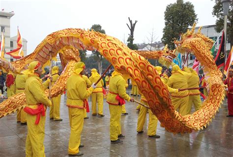 舞狮舞龙：探秘中华传统民俗的深层意蕴 1