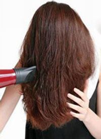 打造蓬松发型：吹风机使用技巧 3