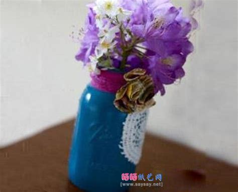 变废为宝：废旧瓶子制作创意花瓶指南 3